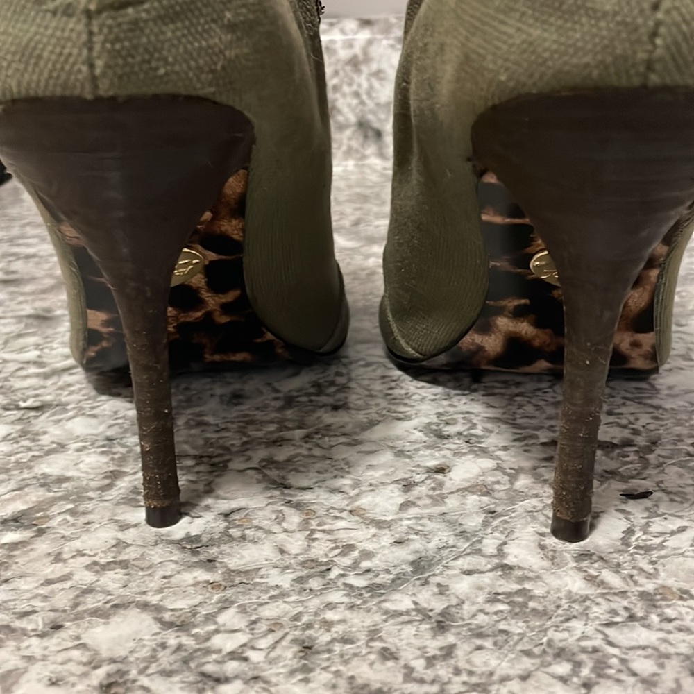 NWO Betsy Johnson Khaki color beaded Boot heels size 8 half - Picture 3 of 9